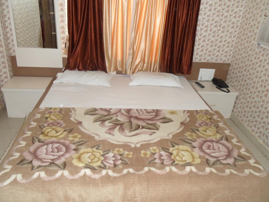 Hotel Raj Palace Dwārka Exteriör bild