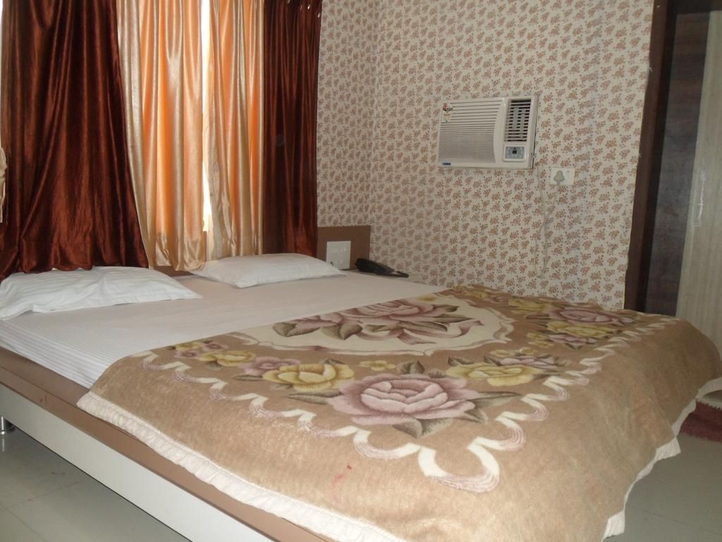 Hotel Raj Palace Dwārka Exteriör bild